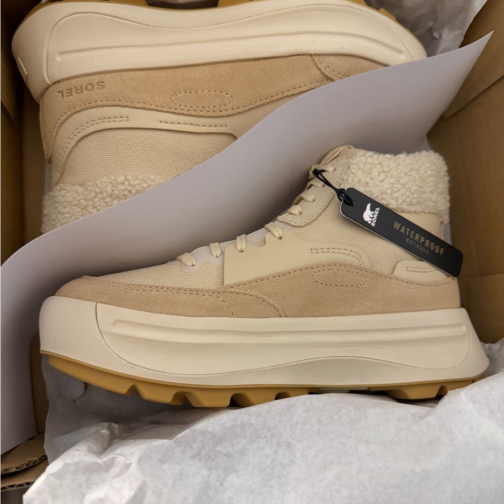 Sorel Women's Cream and Tan Boots